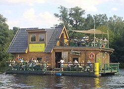 Das schwimmende Blockhaus-Restaurant Spreearche