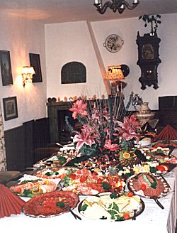 Ein Kaltes Bufet, angerichtet im Kaminzimmer