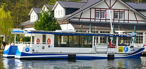 Fähre 23 beim Halt am Restaurant Neu-Helgoland